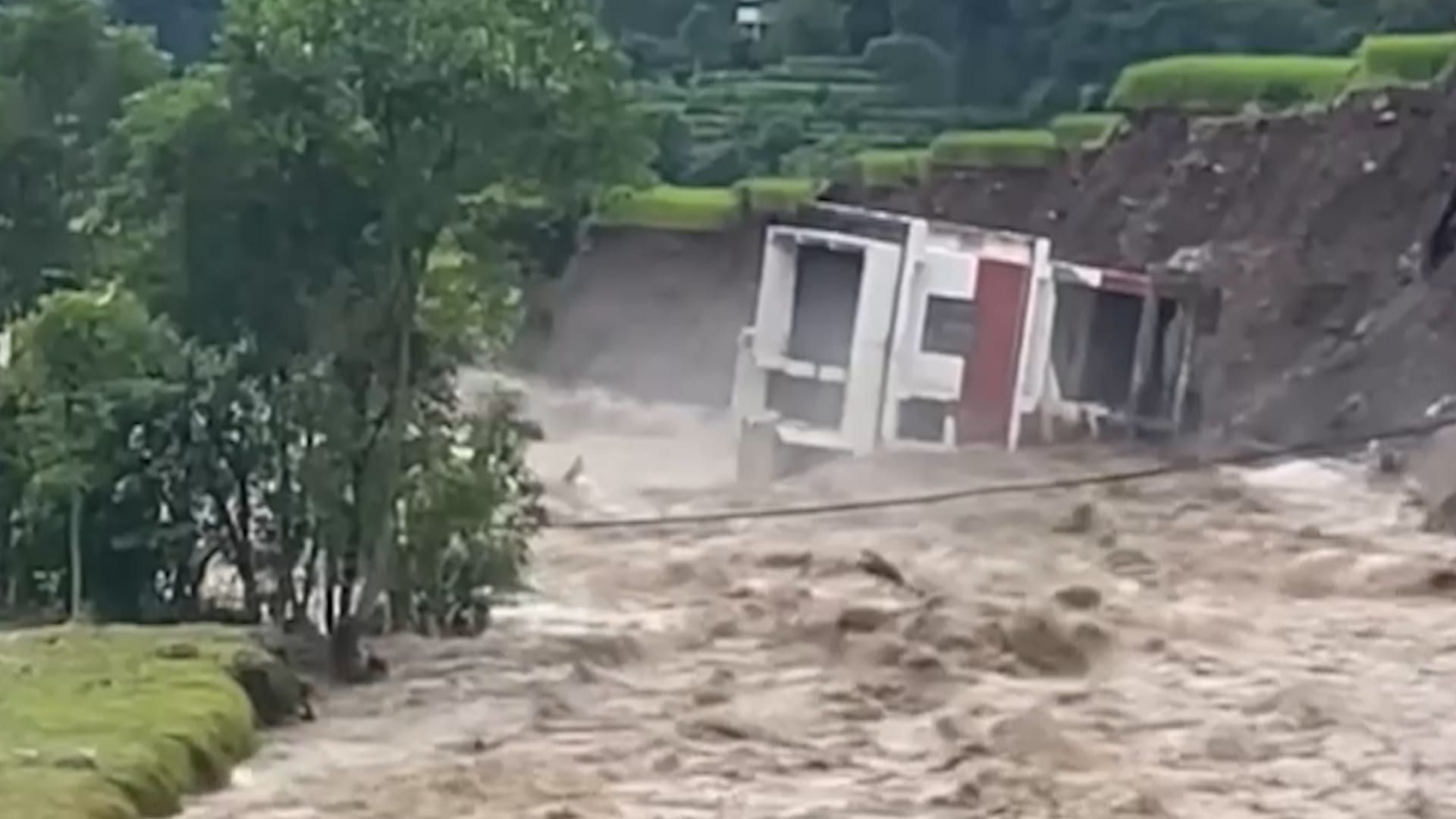 Video: Bürogebäude stürzt in Fluss, während Überschwemmungen und Erdrutsche durch Nepal wüten
