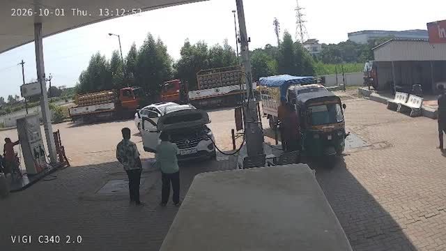Video: Schrecklicher Moment, als eine Gasflasche beim Betanken eines Autos in Indien explodiert