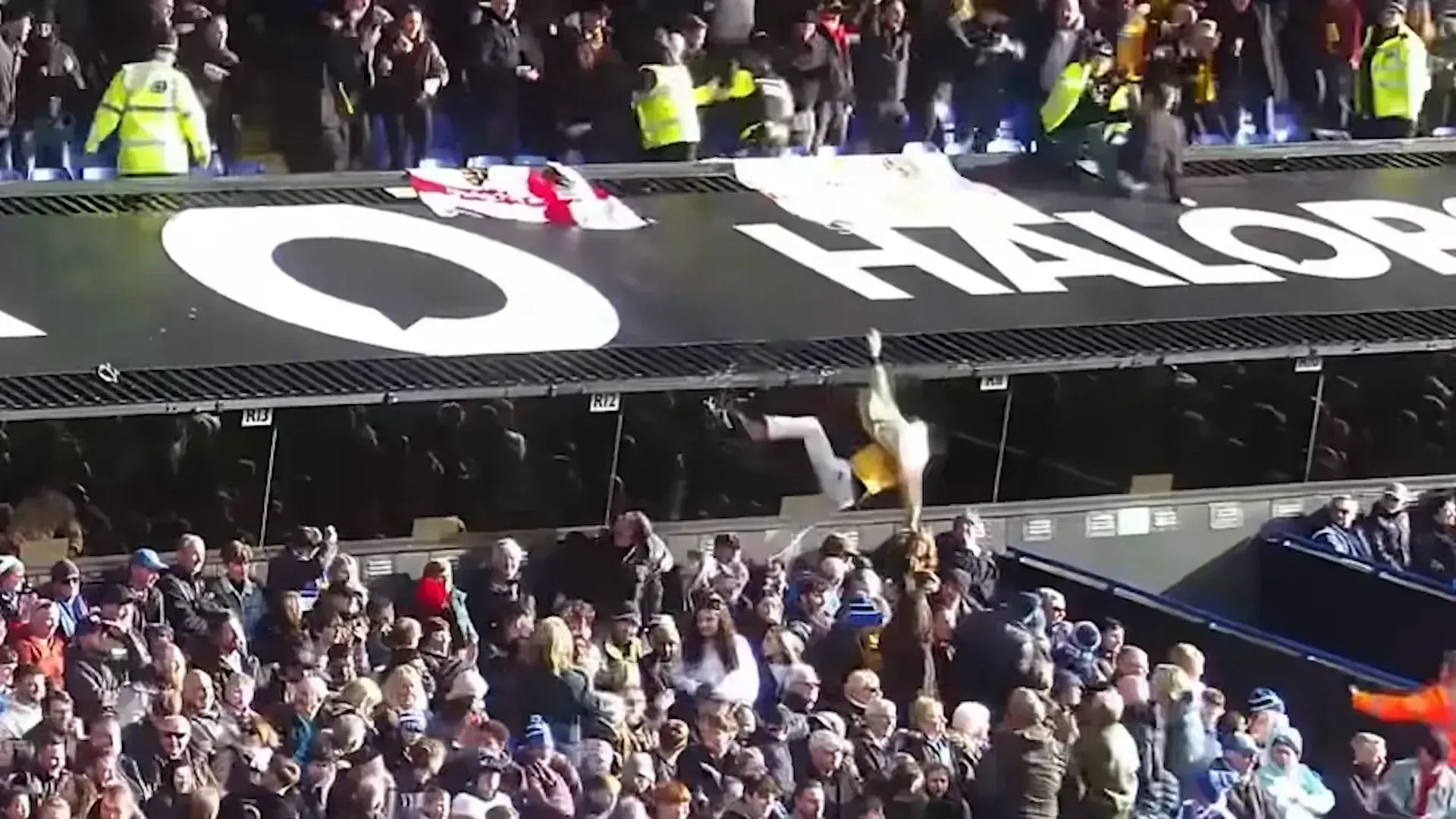 Video: Moment, in dem ein betrunkener Fußballfan eine Frau verletzt, nachdem er von der Tribüne gefallen ist