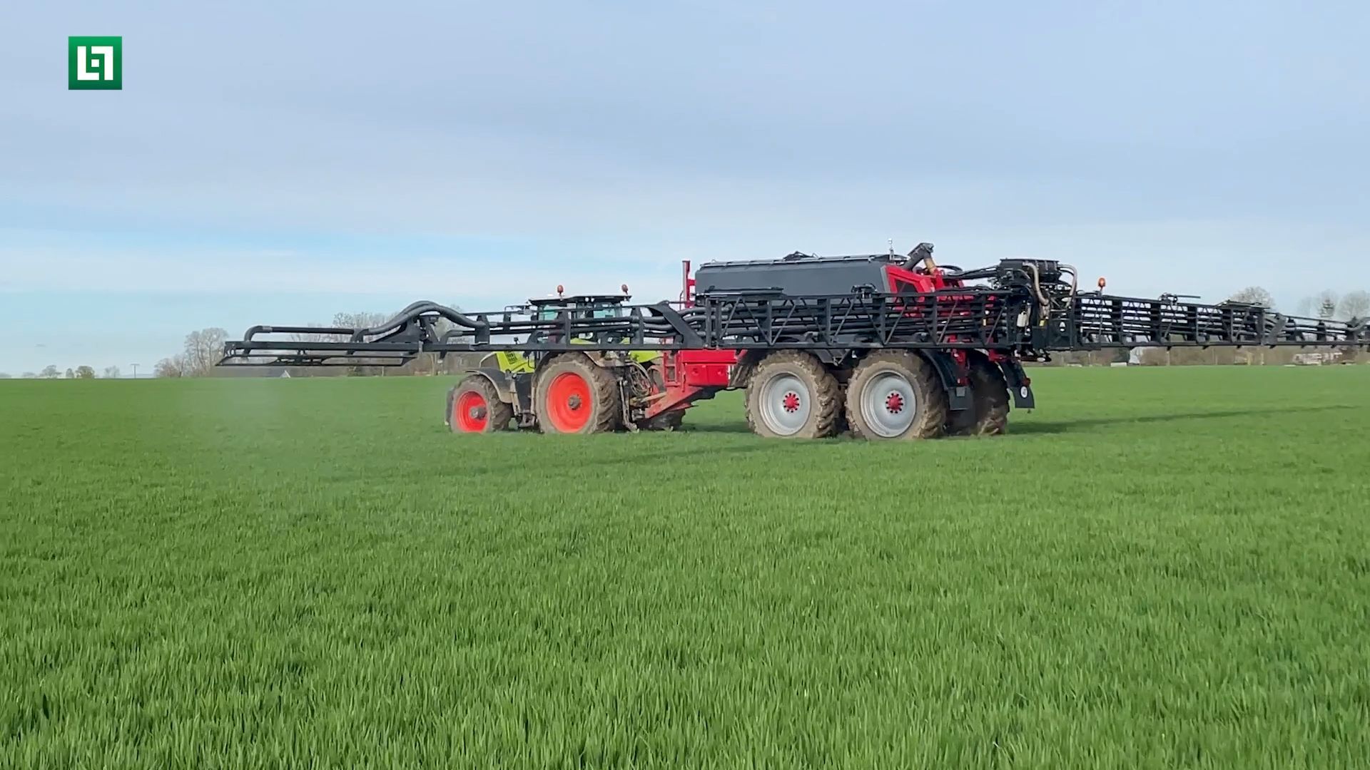 Pneumatic spreader Horsch Xeric 14 FS in practical use