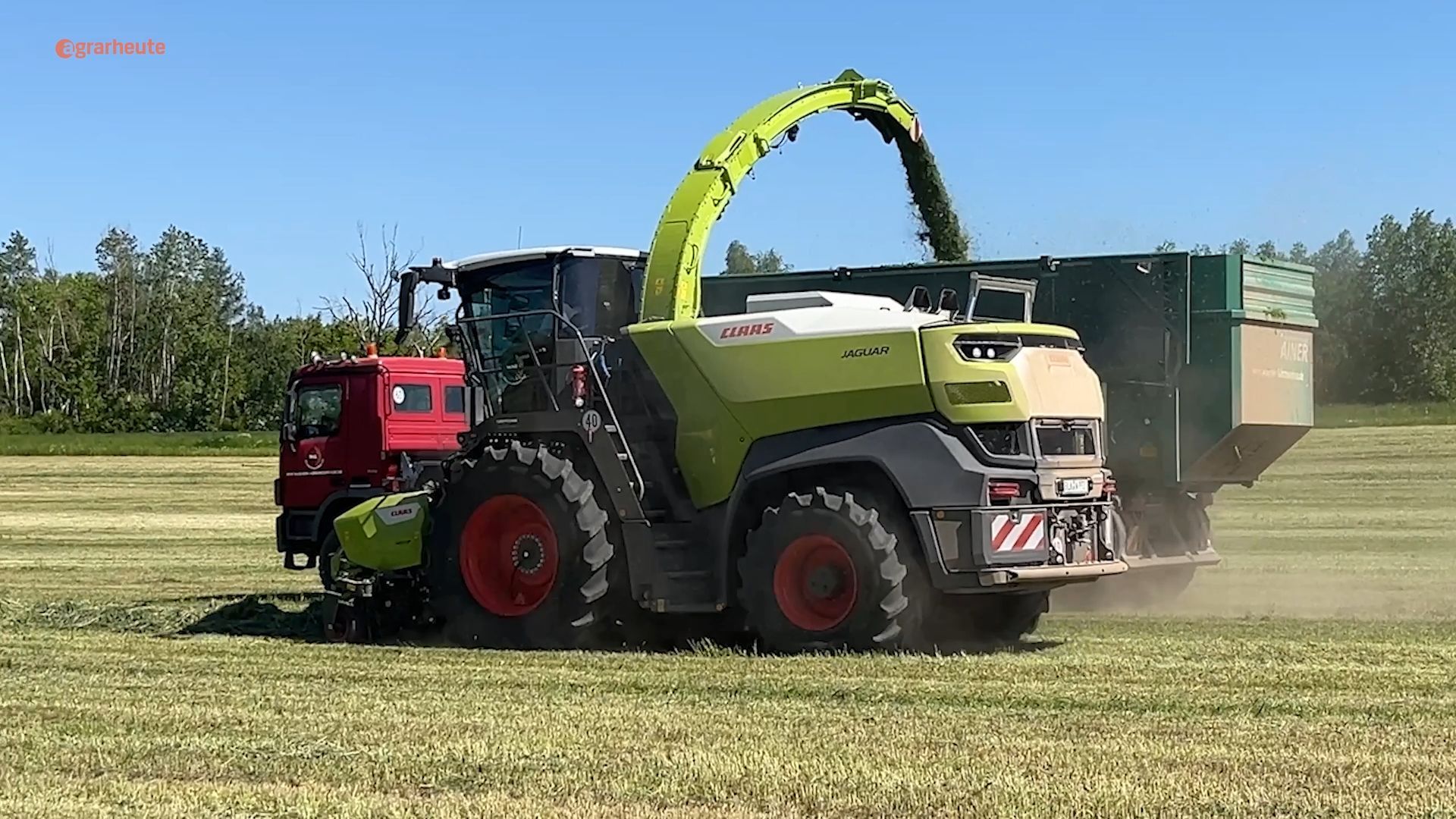 Brand new Mega Forage Harvester: Claas Jaguar 1000 with 1100 HP sets standards in agriculture