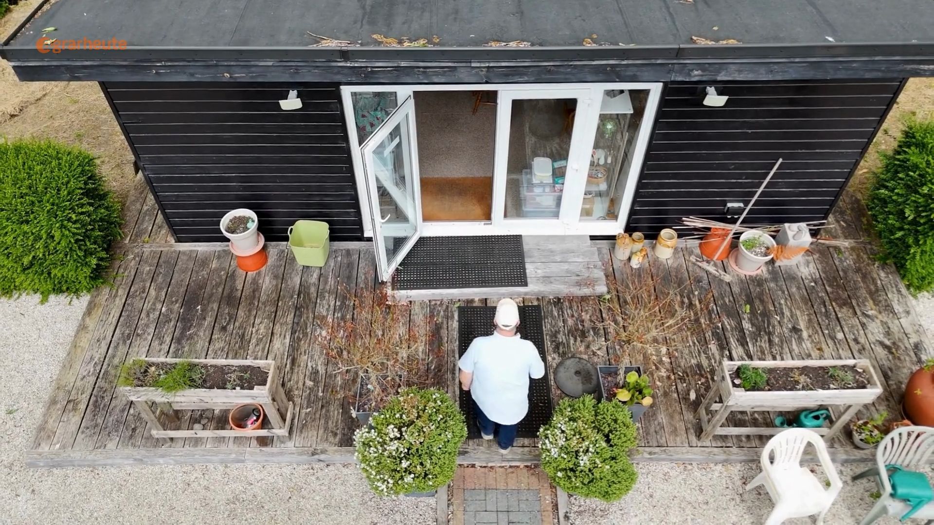 Homeowner builds garden house - and paves paths: Neighbor wants to demolish all buildings