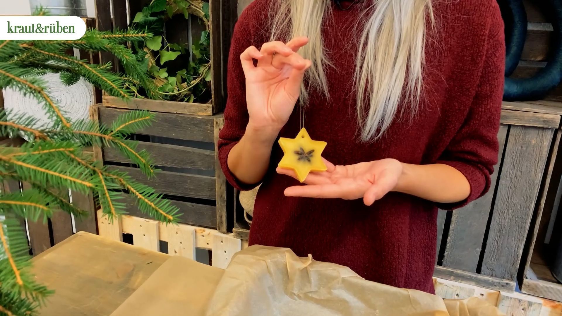 DIY: Make Christmas Decorations from Wax and Candle Remnants Yourself