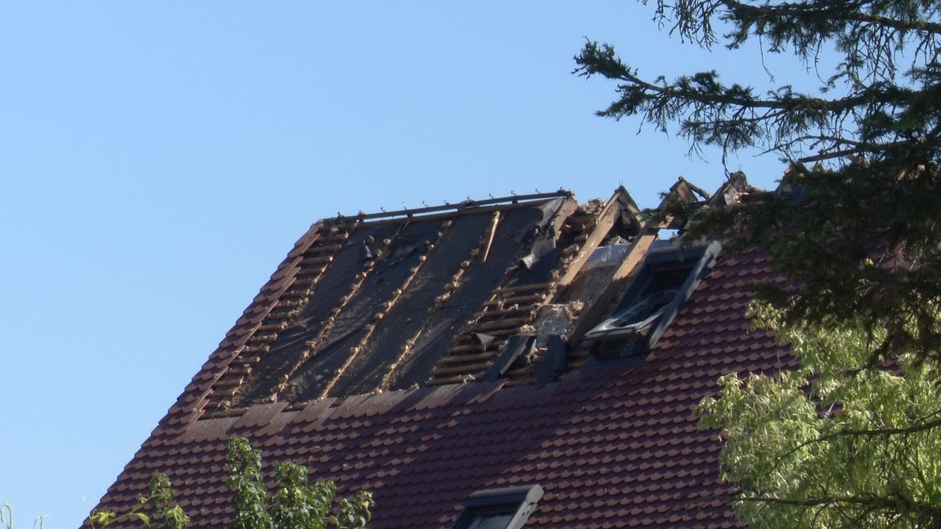 Video: a.tv kompakt: Großeinsatz bei Dachstuhlbrand
