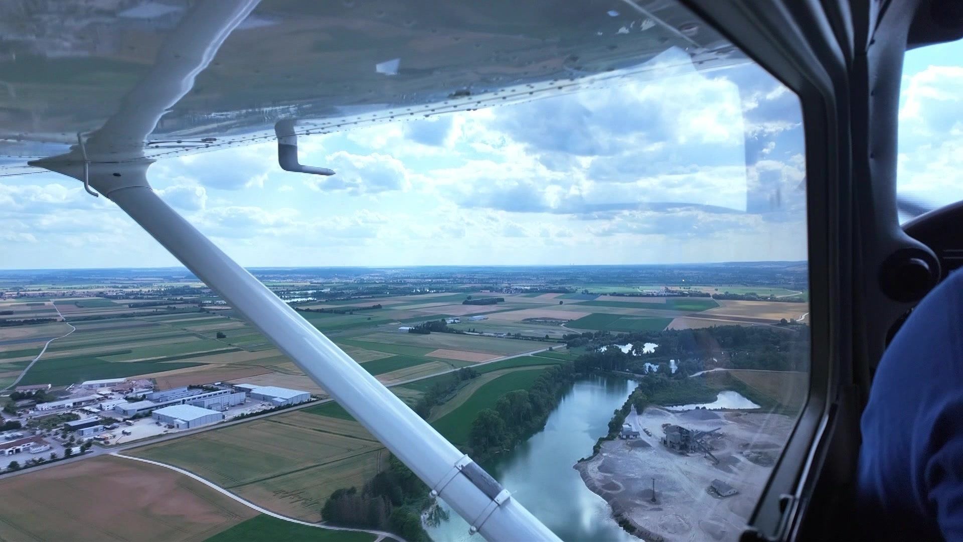 Video: Feuerflieger im Einsatz – Luftüberwachung schützt Schwabens Wälder