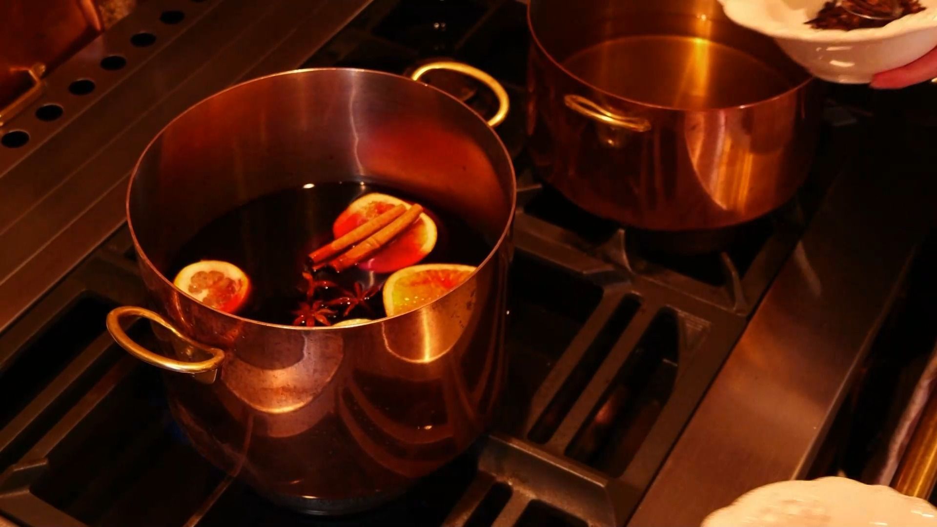 Heimat time - Preparing mulled wine at Hofhegnenberg Castle with Lady of the Castle Clara Löw