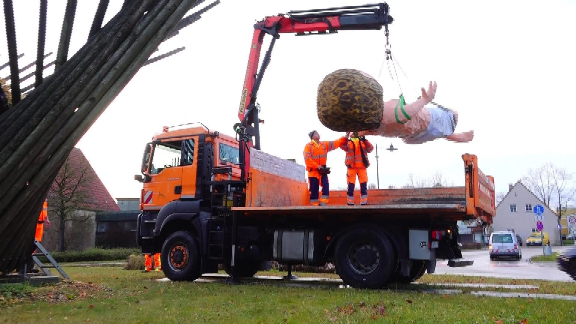 Video: Riesenchristkind für Friedberg - Attraktion im Kreisverkehr