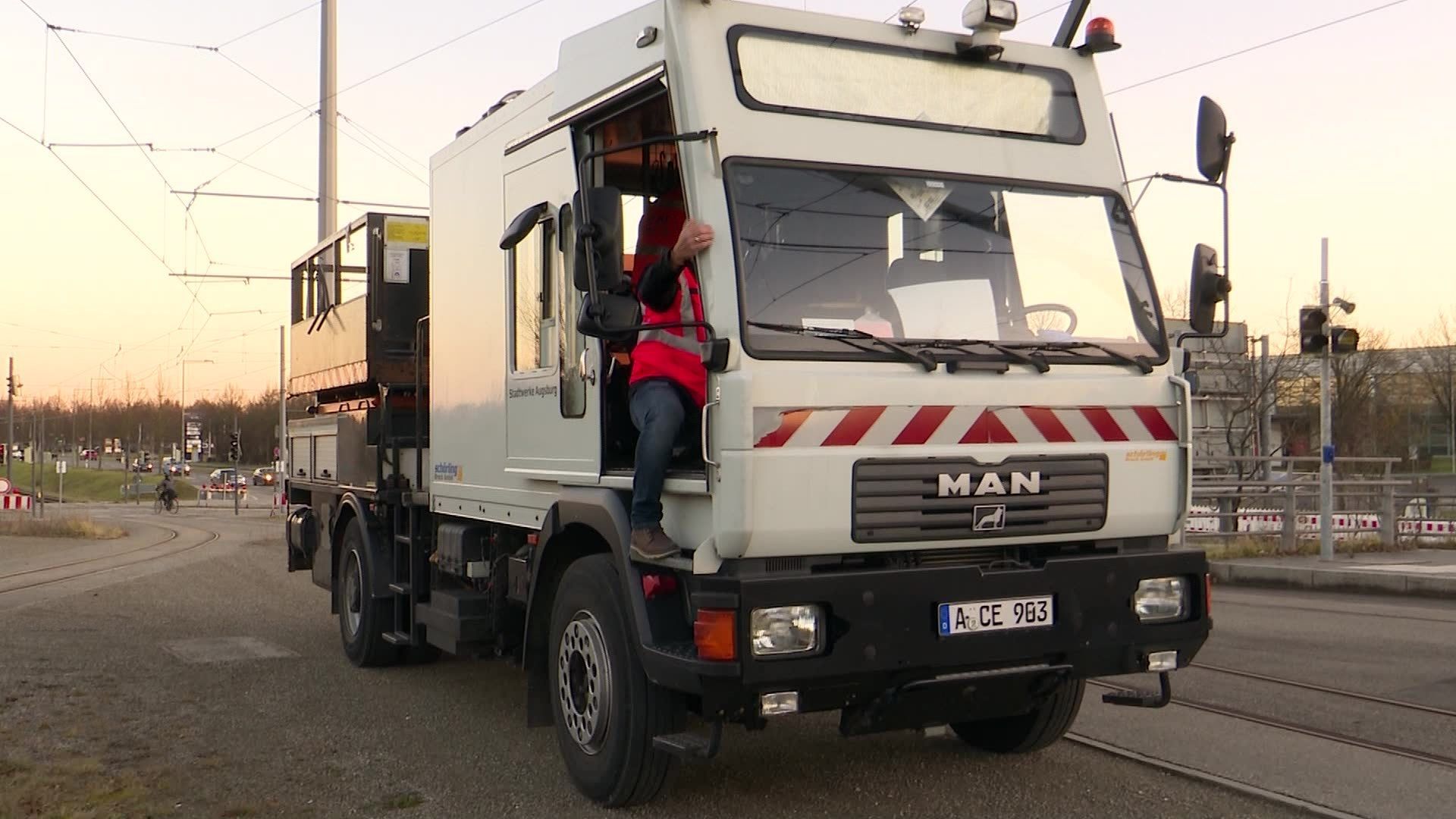 Video: Winterdienst sichert Augsburger Nahverkehr in eisigen Nächten