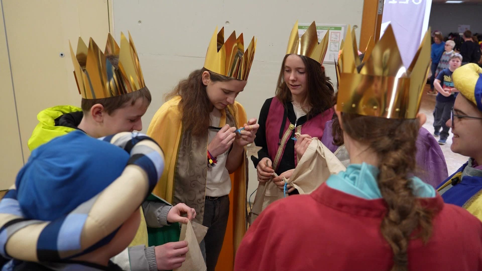 Video: Kinder helfen Kindern: Sternsinger im Bistum Augsburg unterwegs