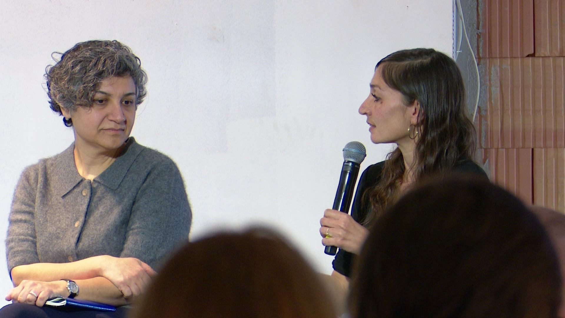 Video: Zwischen Sorge und Solidarität: Iran-Podium beim Brechtfestival