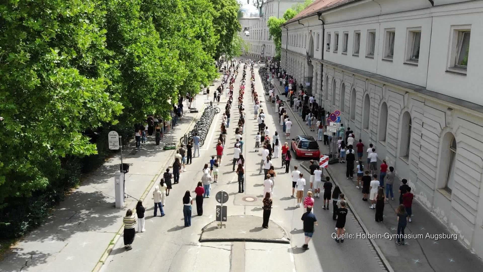 Video: Tanzen für Verkehrsberuhigung: Augsburger Holbein-Gymnasium veranstaltet Flashmob