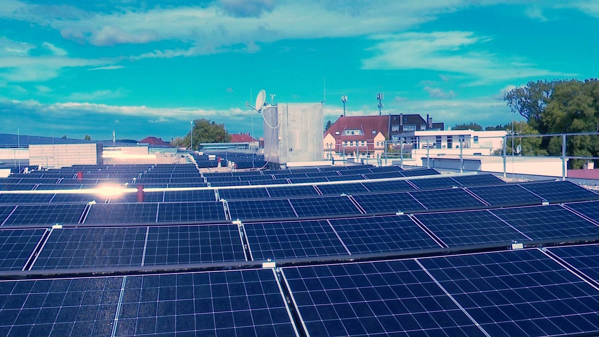 Video: Solarstrom für die Justiz – Augsburger Strafjustizzentrum setzt auf Photovoltaik