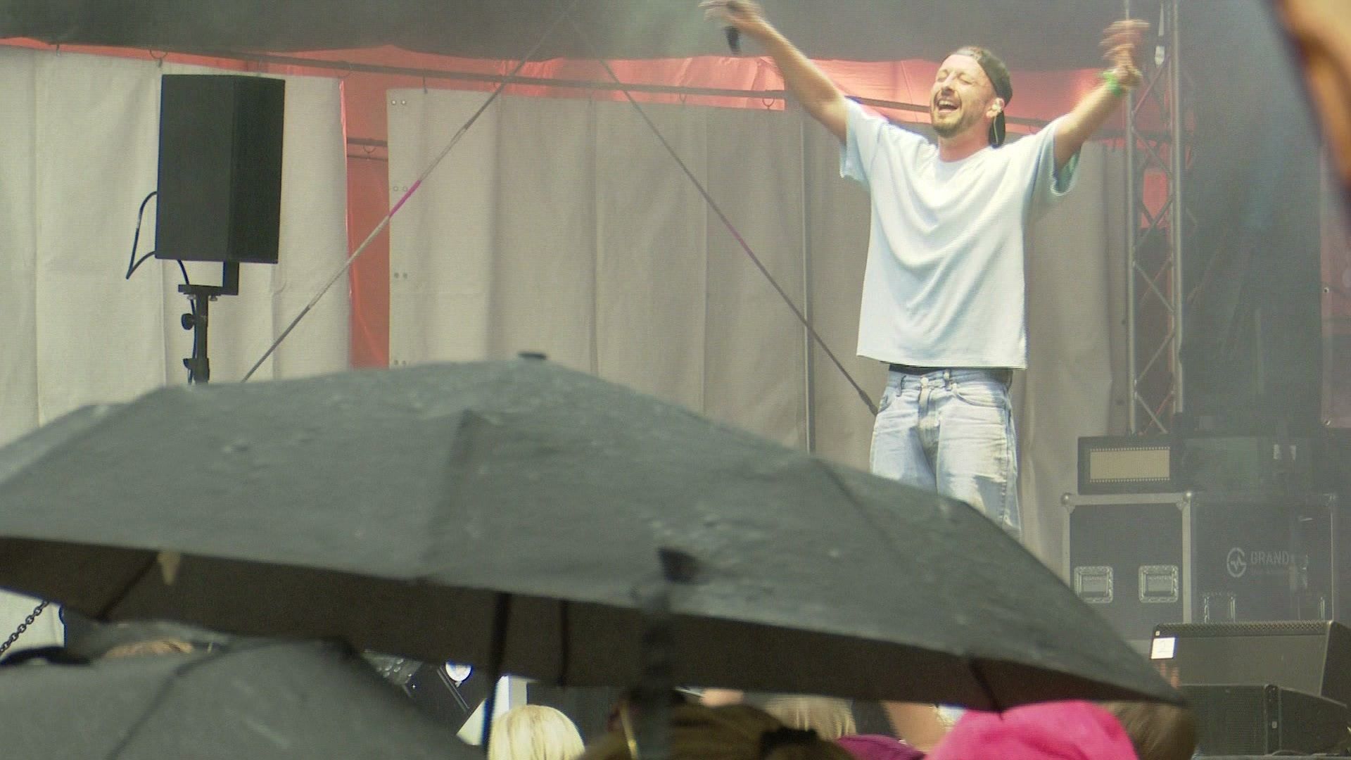 Video: Singoldsand-Festival – Gute Stimmung trotz Unwetter