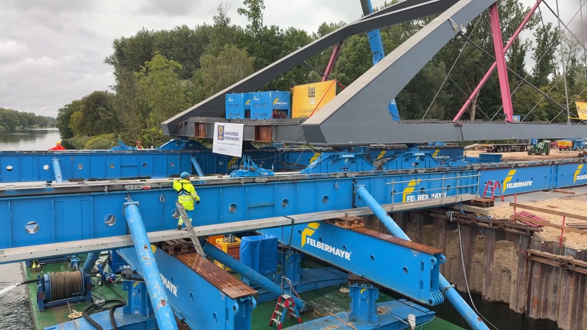 Video: Schwergewicht auf dem Wasser: Neue Donaubrücke wird eingeschwommen