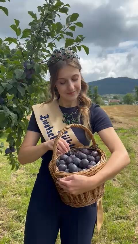 Luisa Braun tries Zwetschge