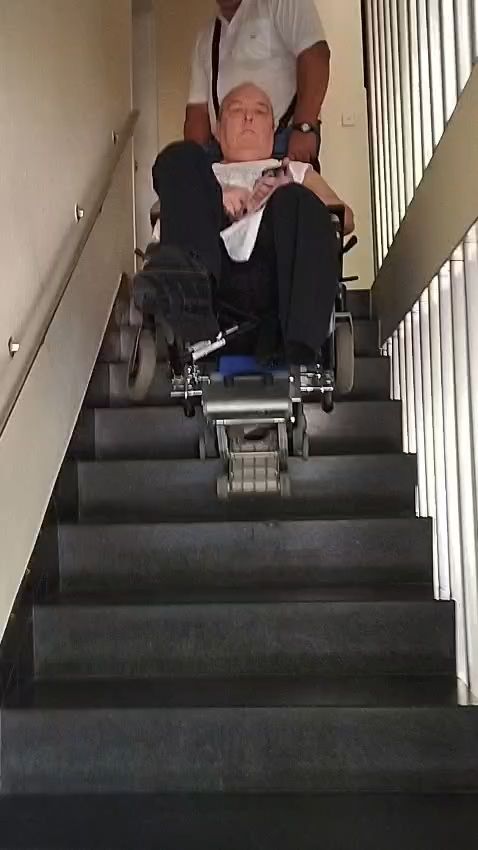 Video: Rollstuhlfahrer überwindet Treppe