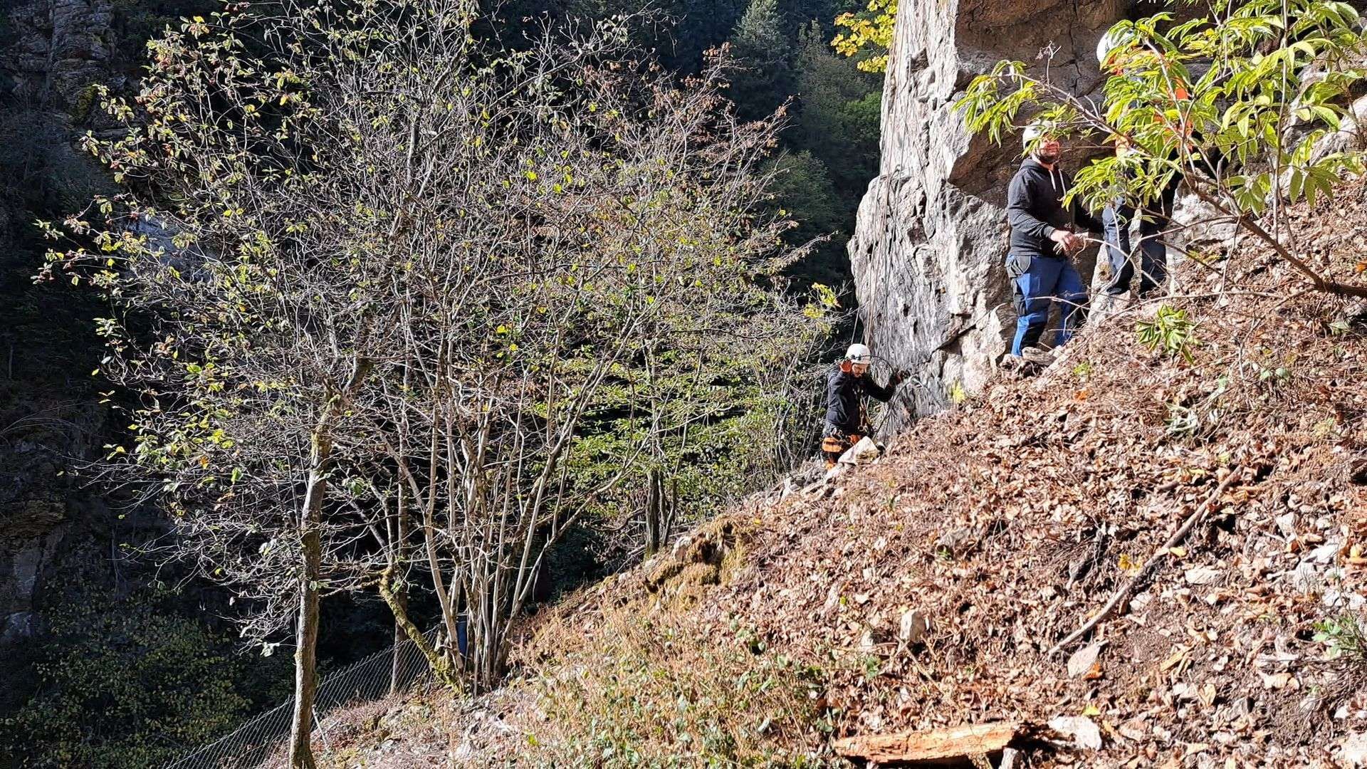 Video: Bauarbeiten im Wehratal - Ein Felsblock wird am Abrutschen gehindert