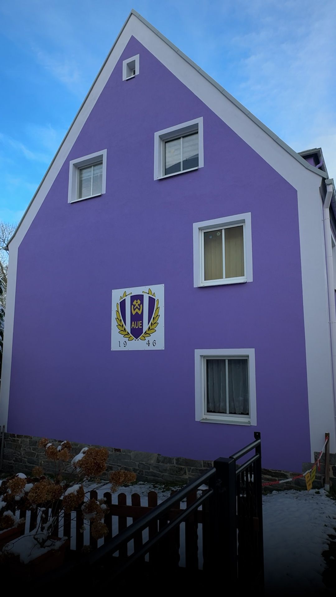 Why is this house in Annaberg-Buchholz painted purple and white?