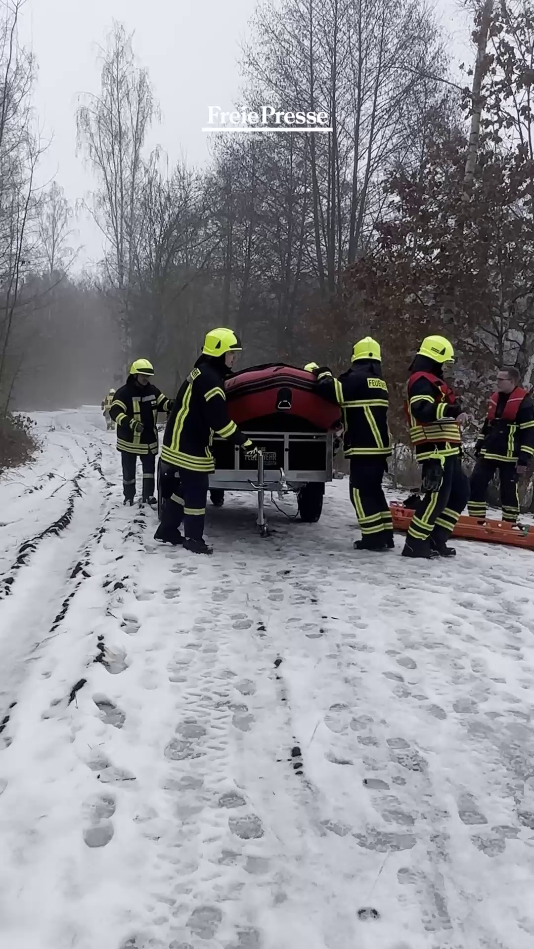 Video: Feuerwehr Seelitz trainiert Rettungseinsatz auf gefrorenem See in Biesern
