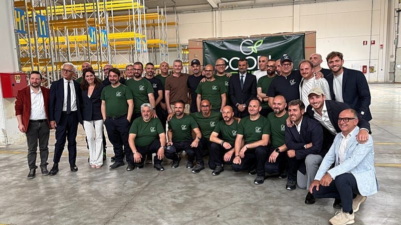 Video: Entlassen – und dann Chefs: Arbeiter retten Fabrik für Plastikgeschirr im Süden von Italien