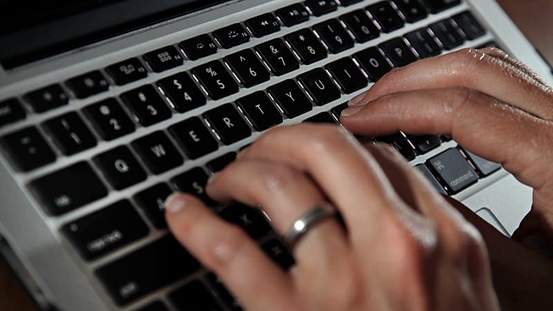 Video: Russlands Cyberangriffe: Berlin und Paris bestellen russische Botschafter ein