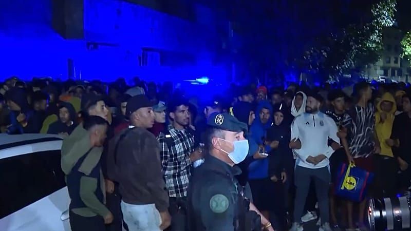 Video: Warnschüsse: Tausende Migranten von Ceutas Stränden zum Hafen verlegt