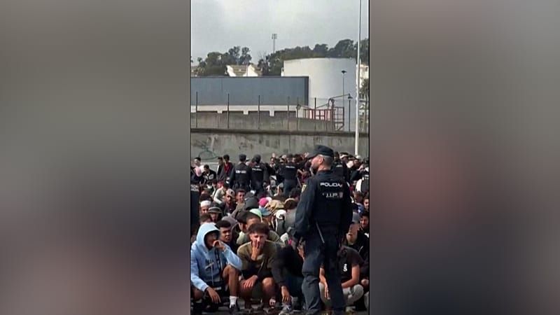 Video zeigt Hunderte Migranten auf dem Weg zu provisorischem Lager in Ceuta