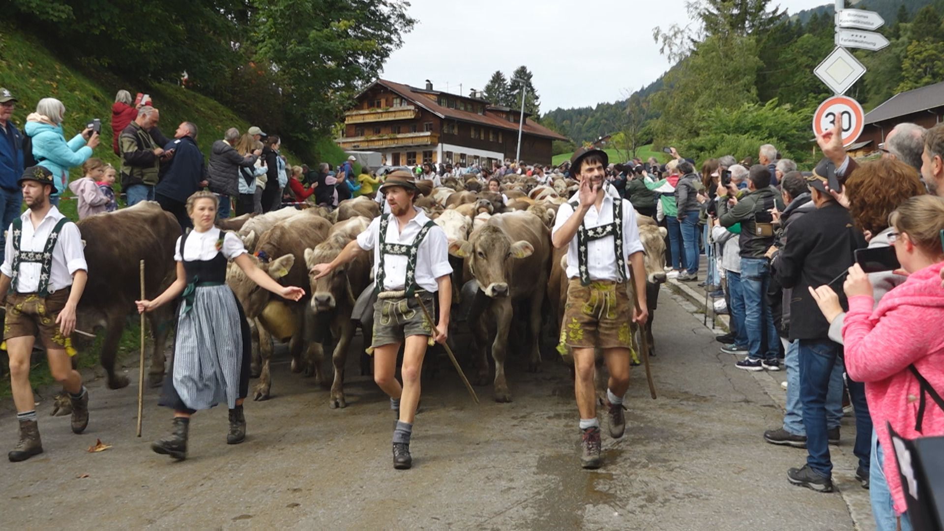 Crowded Audience and Good Atmosphere - Gunzesried Celebrates Viehscheid