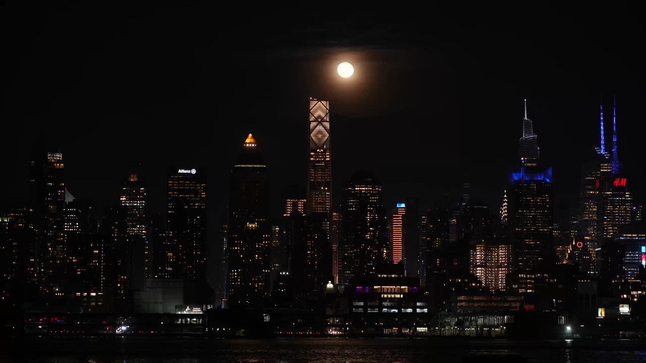 Video: USA: Fast voller Mond steigt über der Skyline von New York City