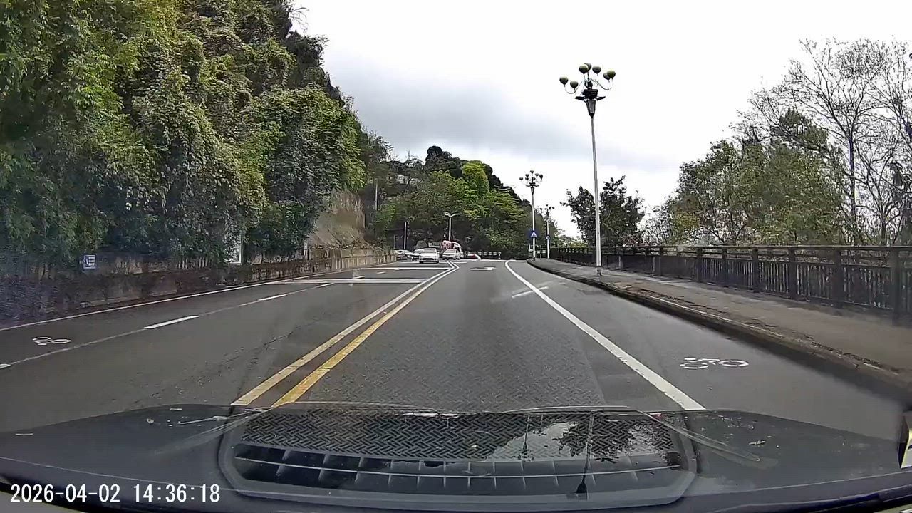 Video: China: Lastwagen prallt in Sichuan gegen Höhenbegrenzungsbügel auf Autobahn
