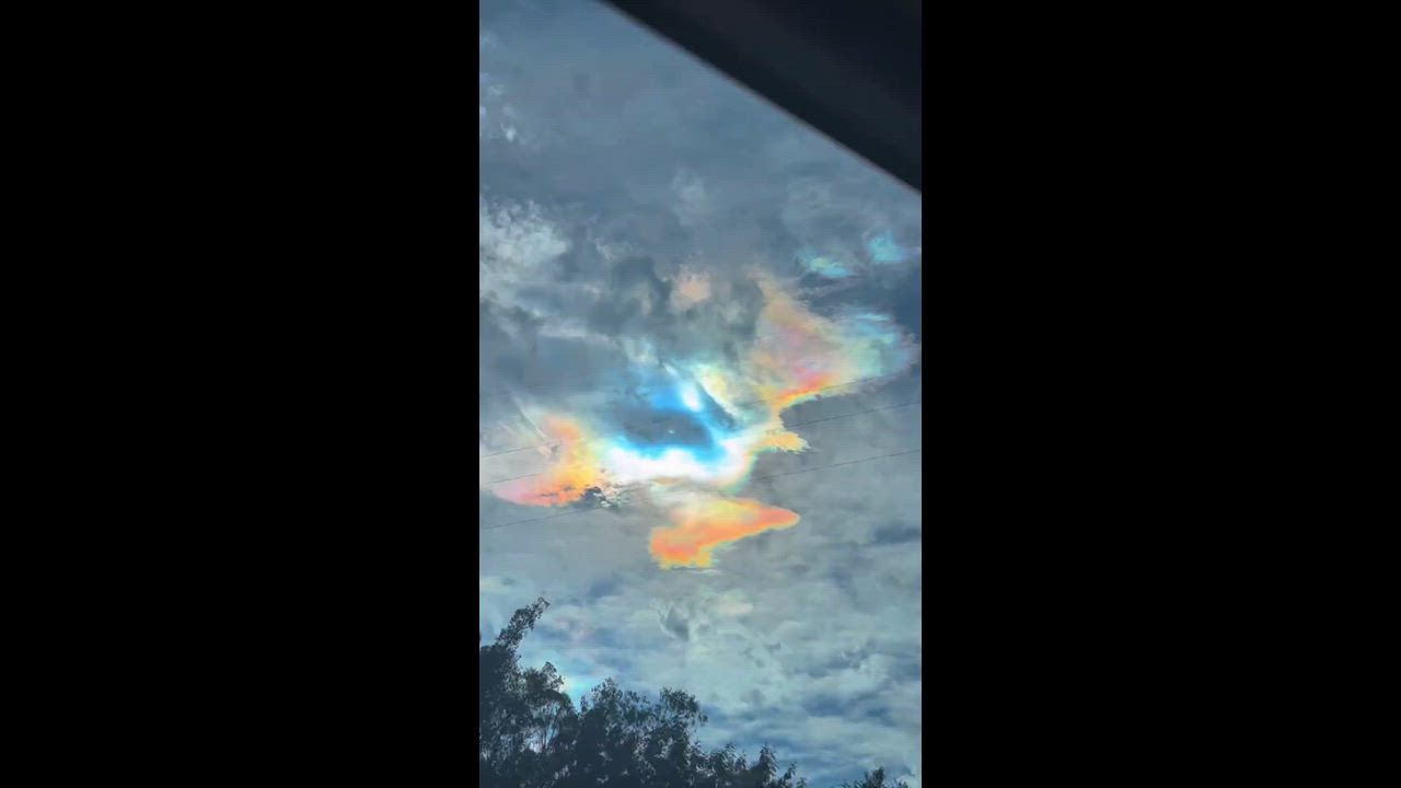 Video: China: Chinesische Einwohner staunen über seltene Regenbogenwolken am Himmel über Yunnan