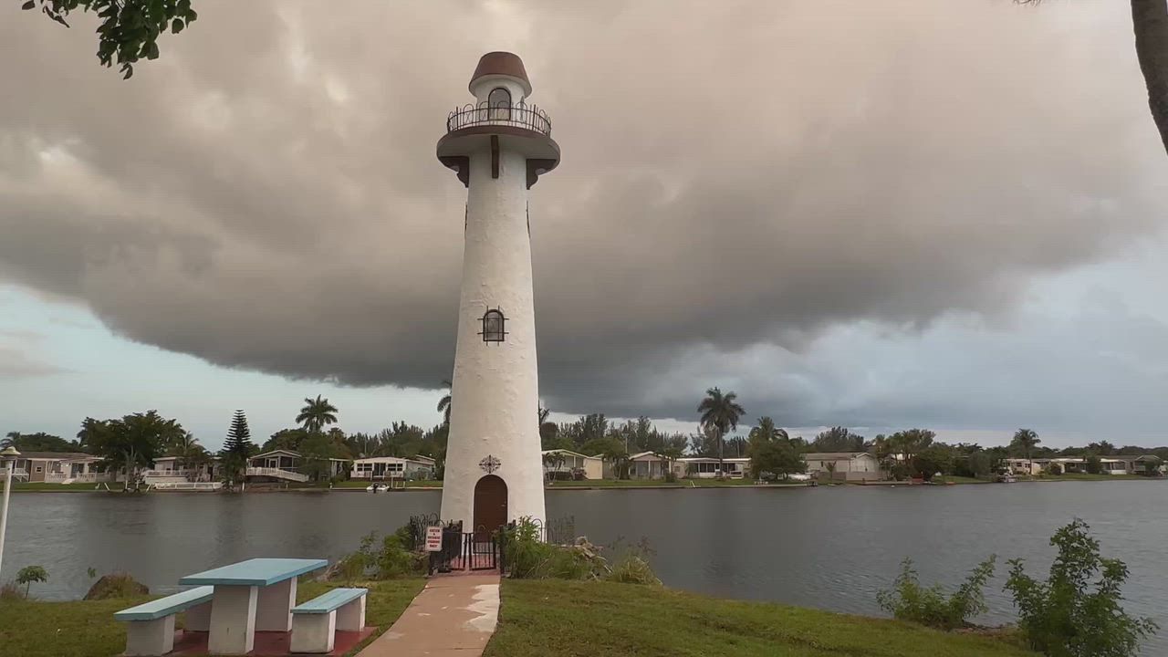 Video: US: Sturmwolken ziehen über ruhige Seeszene in Dania Beach, Florida