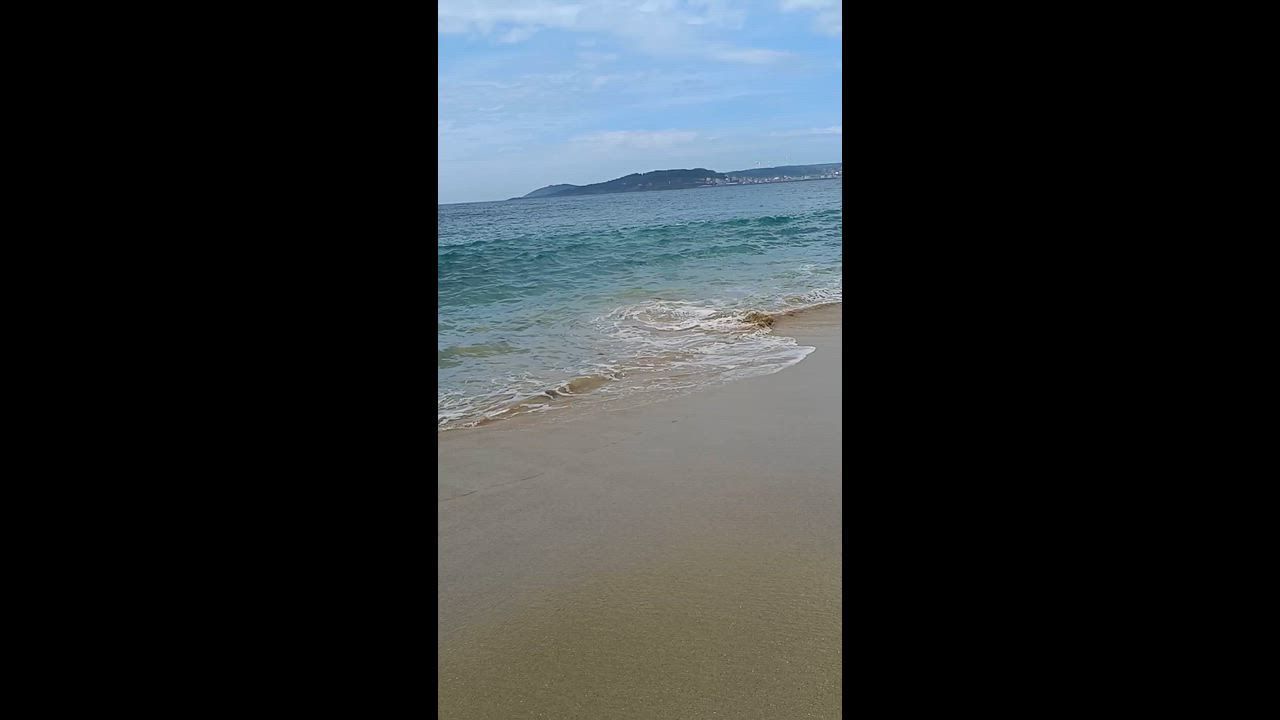 Video: Spanien: Hund trotzt den Wellen, um am Strand in Muxía einen Ball zu holen