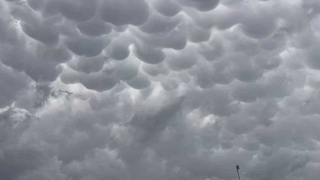 Video: US: Massive Mammatuswolken verschlucken den Himmel über Texas bei beeindruckendem Sturm