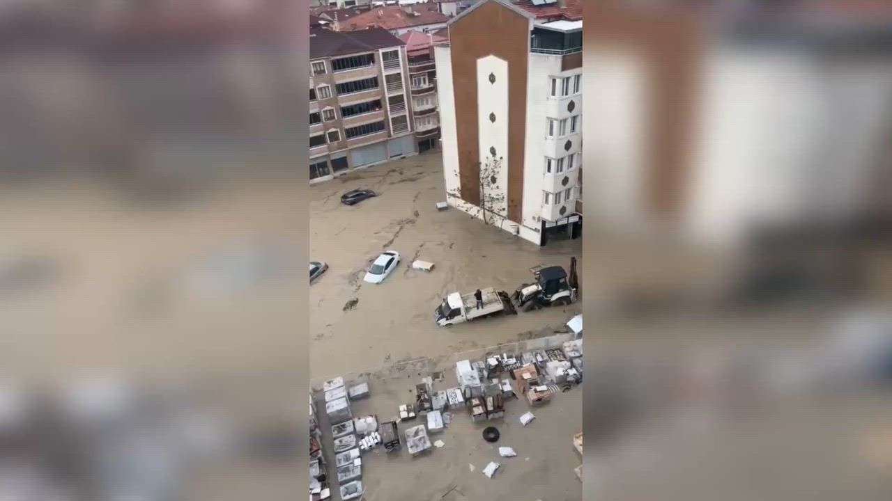 Video: Türkiye: Starkregen verursacht Überschwemmungen im Norden der Türkei und reißt Fahrzeuge mit