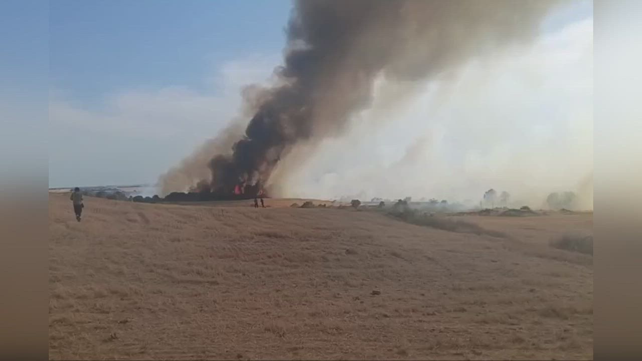 Video: Spain: Waldbrand in Katalonien flackert wieder auf – Feuerwehr bekämpft Flammen aus der Luft und am Boden