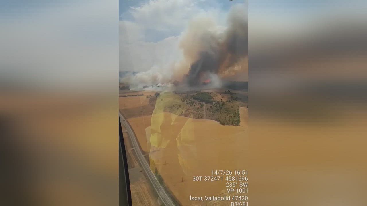 Video: Spanien: Hubschrauber filmt wütenden Waldbrand nahe spanischer Stadt und Burg