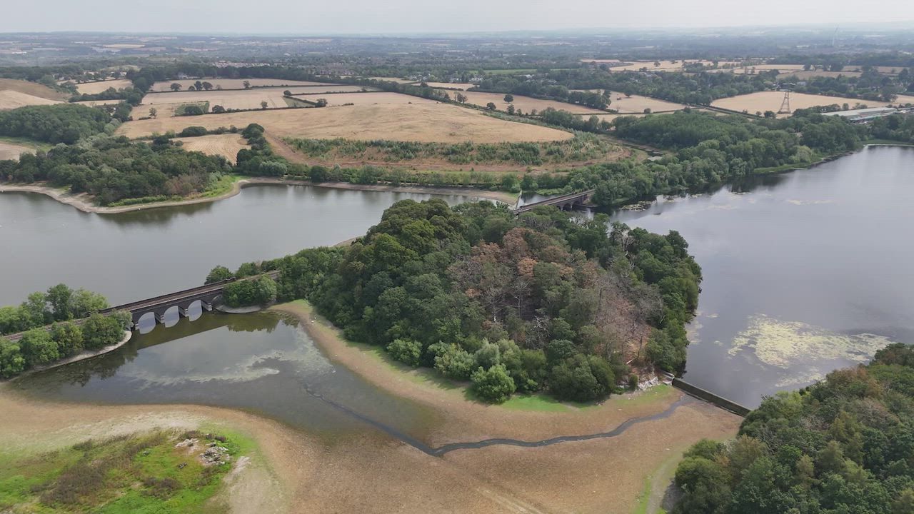Video: Großbritannien: Niedrige Wasserstände in Stauseen während anhaltender Trockenperiode – Drohnenaufnahmen