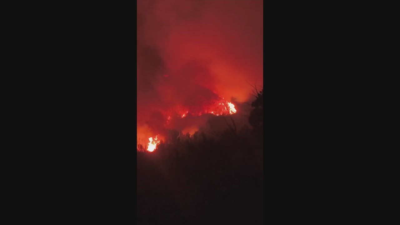Video: Spain: Nachtflammen verschlingen spanische Hügel, während Feuerwehrleute einen Waldbrand die ganze Nacht bekämpfen