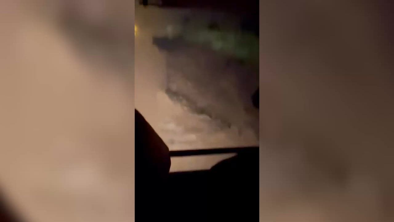 Video: US: Two paramedics rescued from surging floodwaters as Hurricane Lala lashes Hawaii