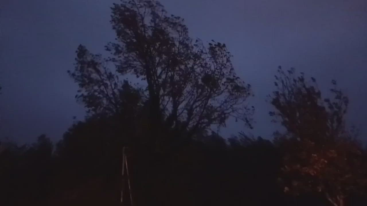 Video: Frankreich: Sturm Austen lässt Tausende Haushalte ohne Strom und beeinträchtigt den Verkehr