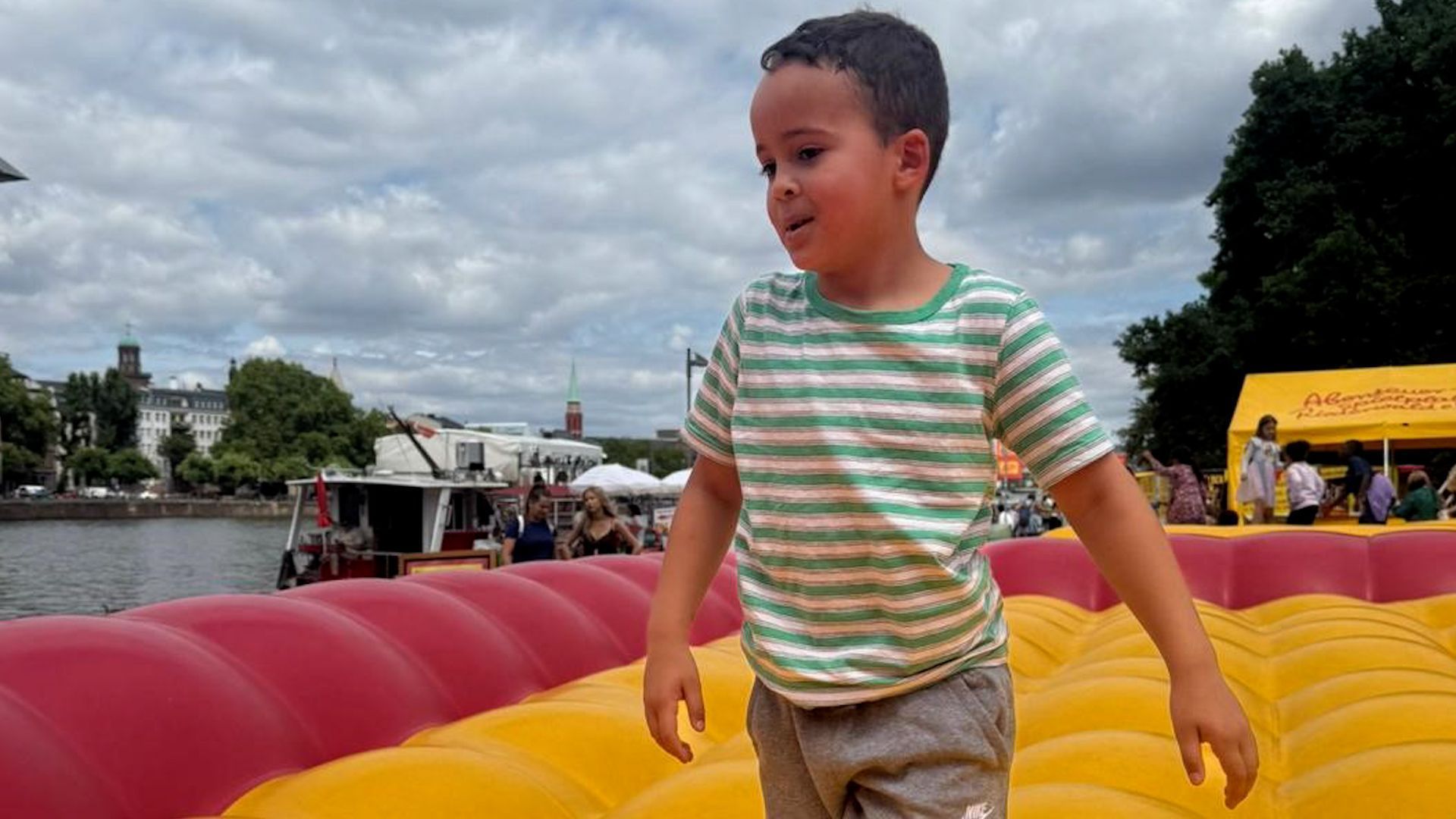 Video: Suche nach vermisstem Noah (8): Hubschrauber und 150 Polizisten in Frankfurt im Einsatz