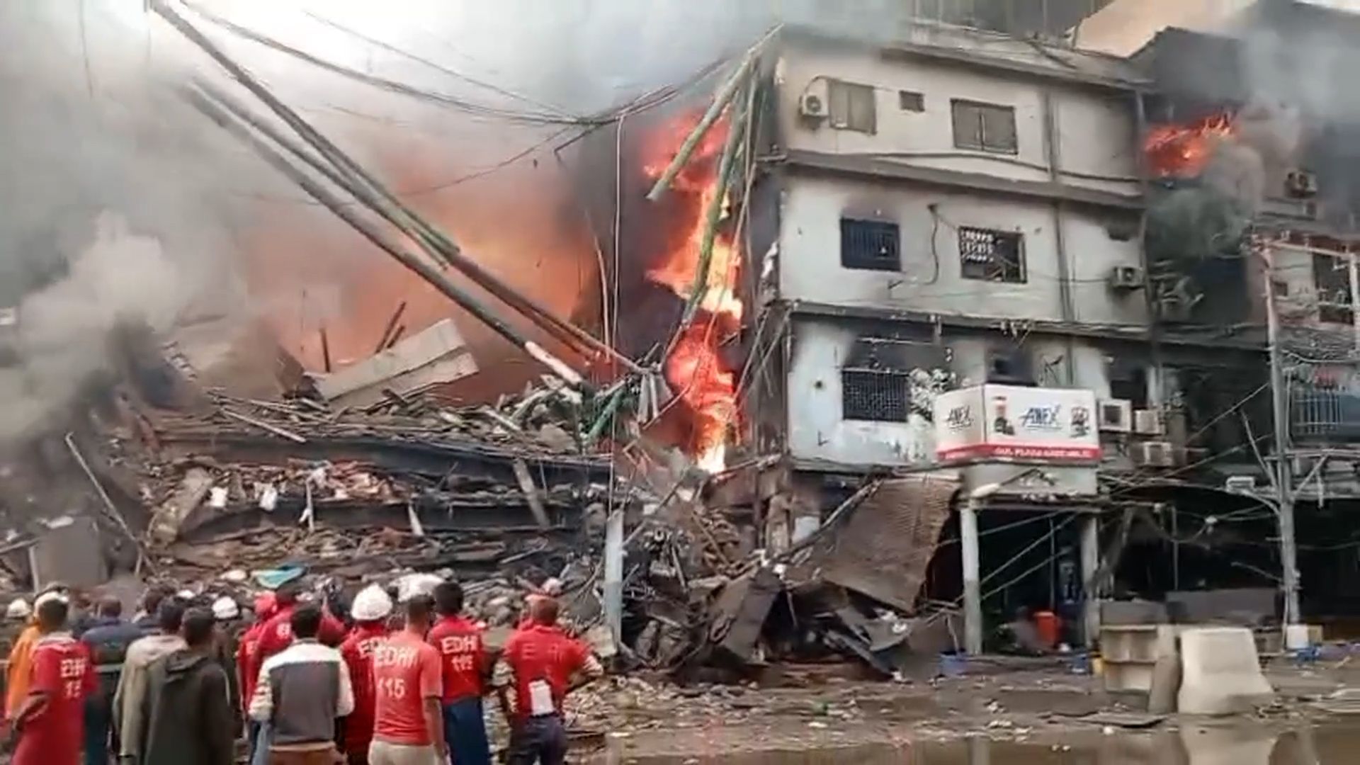 Video: Feuerkatastrophe in Einkaufszentrum: Mehr als ein Dutzend Menschen sterben bei Brand in Karatschi