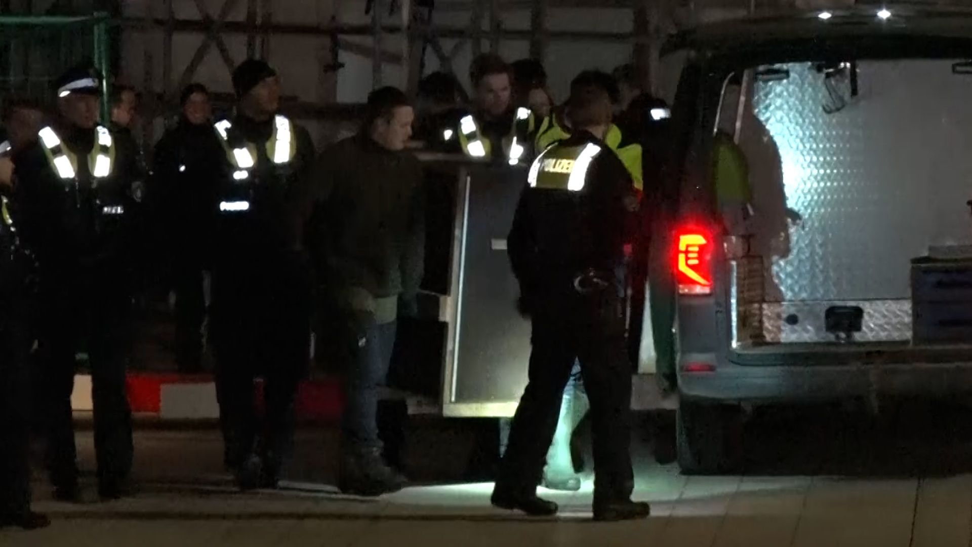 Video: Frau gebissen: Polizisten ziehen Wolf aus der Binnenalster und bringen ihn in Transportbox weg