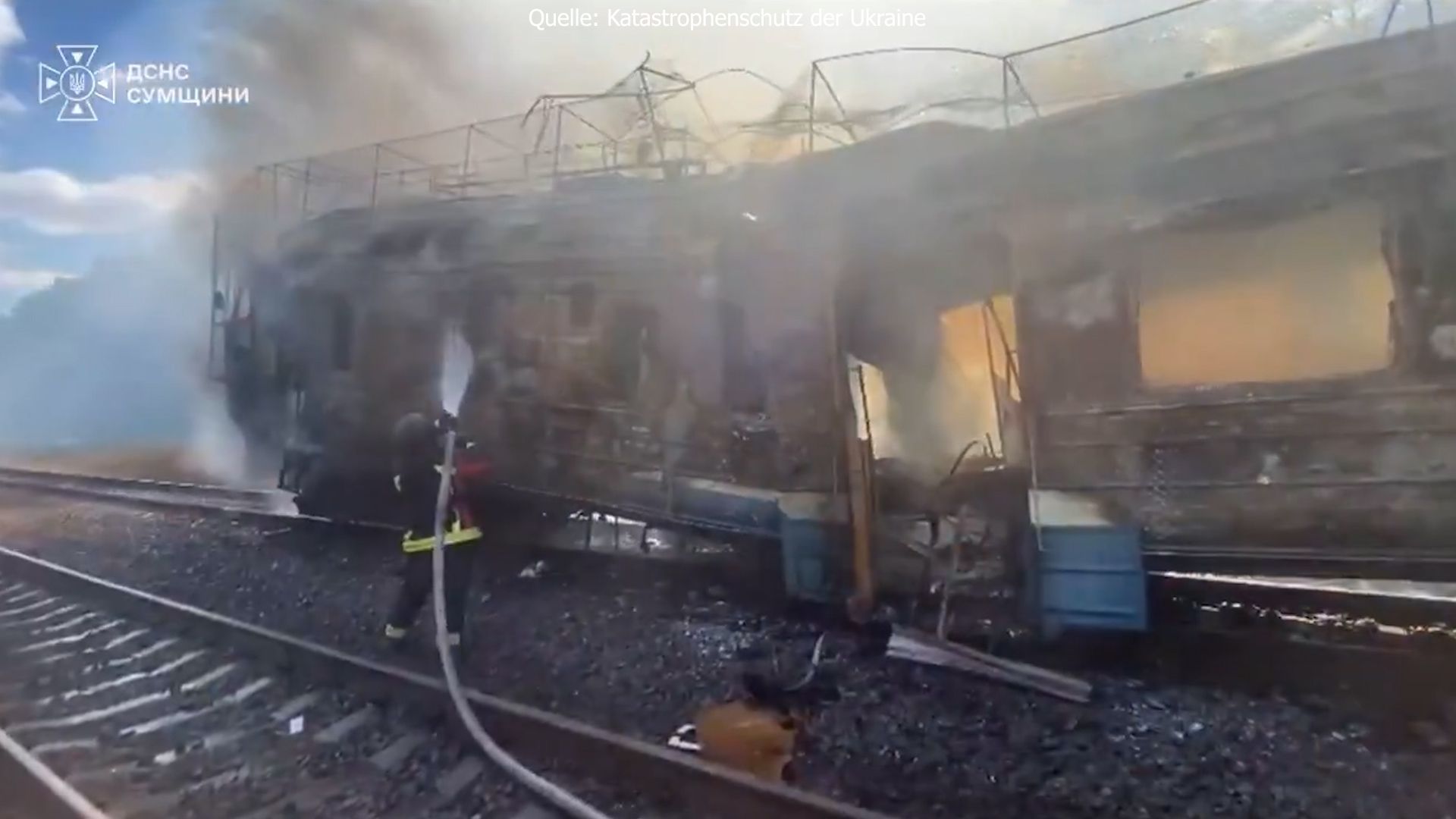 Video: Russland attackiert ukrainischen Zug - und anschließend offenbar die Rettungskräfte