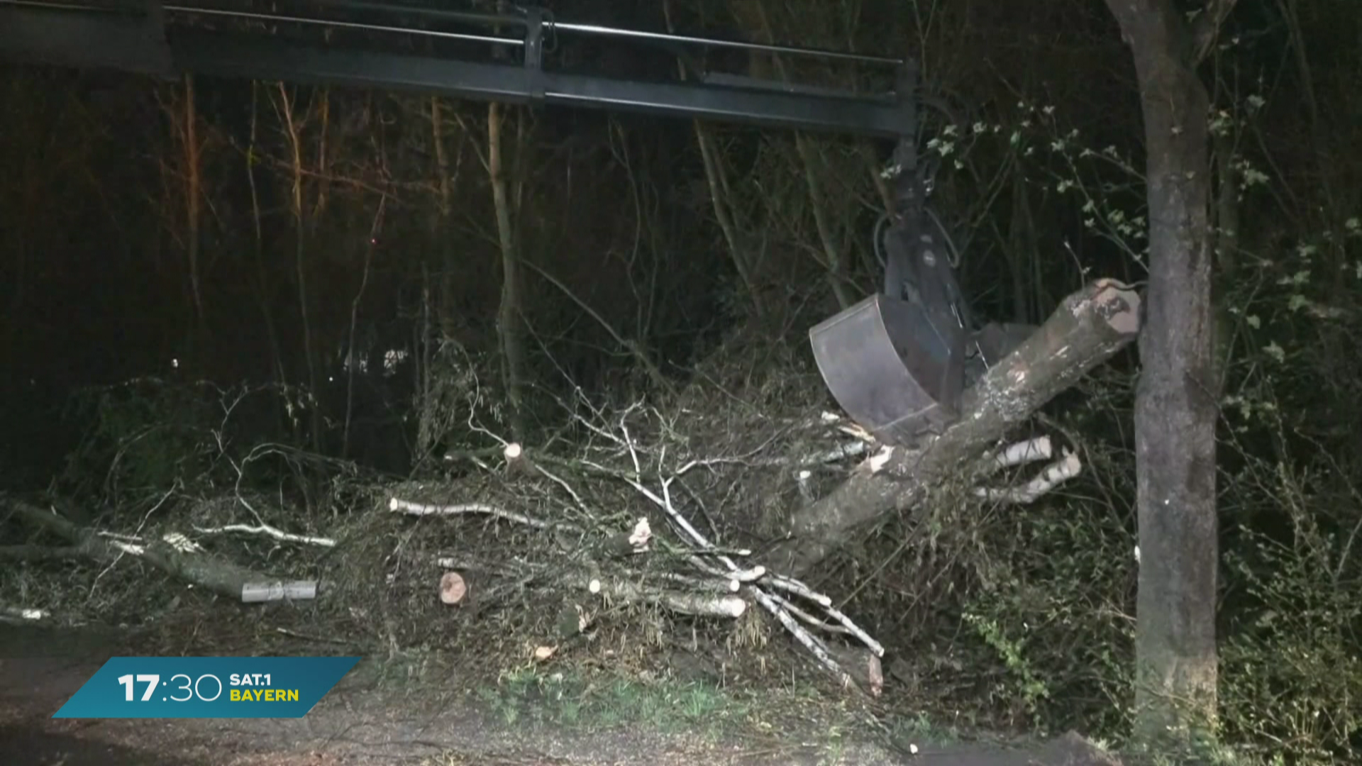 Abgedeckte Häuser, umgeknickte Bäume: Windhose fegt durch Bayern