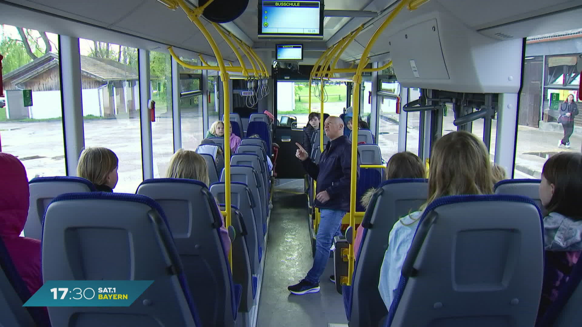 Wie fährt man richtig mit dem Bus? Weilheimer Grundschüler besuchen Busschule