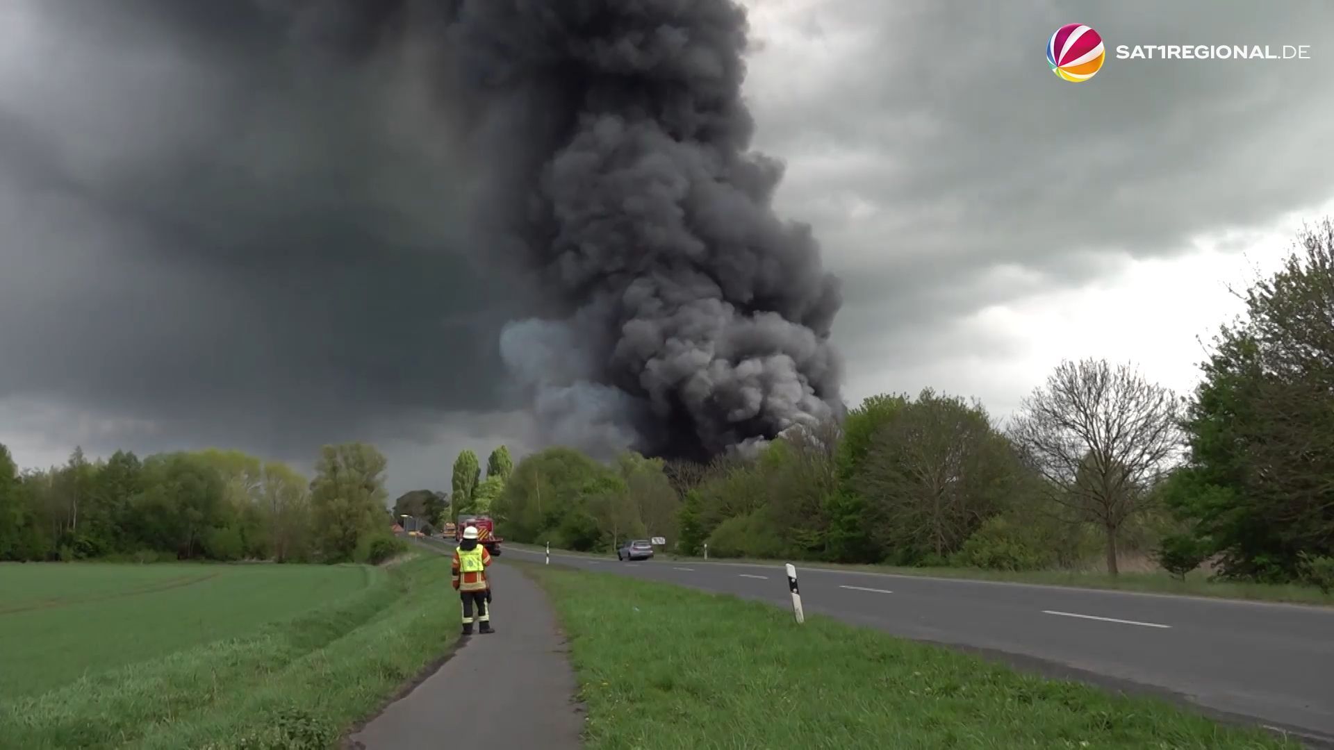 Fünf Einsatzkräfte bei Brand in Industriegebiet verletzt
