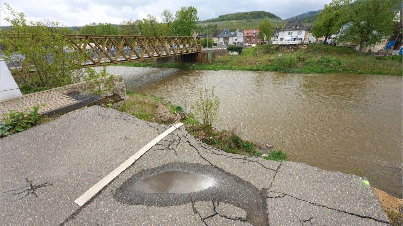 Straßen und Häuser in Ahrweiler überflutet