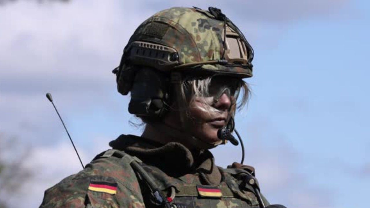 Debatte um Wehrpflicht: CDU und SPD fordern Wehrdienst für Frauen